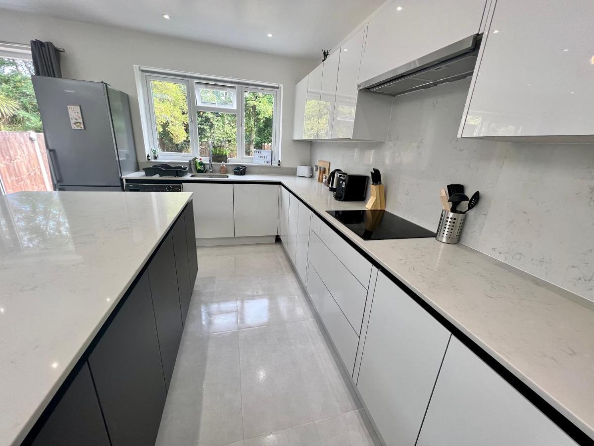 Case de vacanță Wembley Stadium 5 Star Brand New Luxury Sleeps 14 With Parking Londra