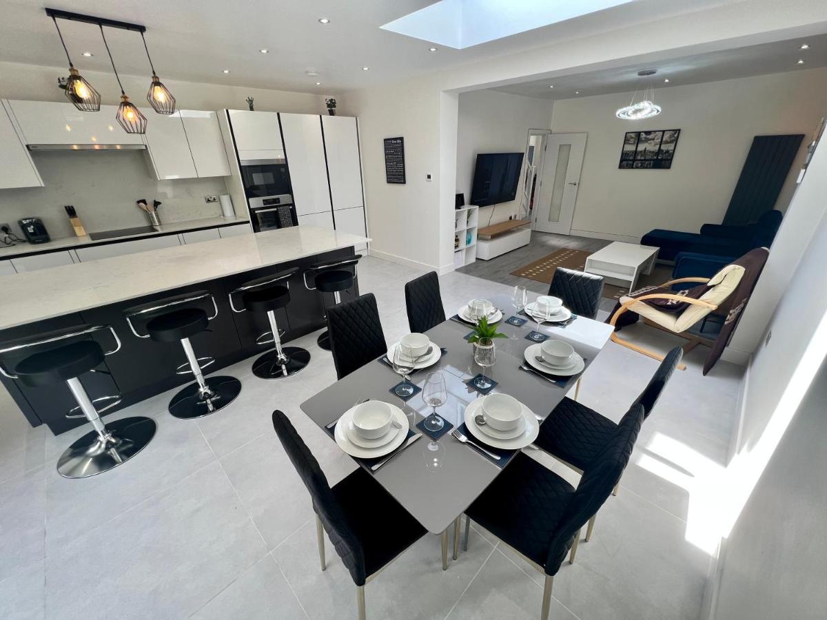 Case de vacanță Wembley Stadium 5 Star Brand New Luxury Sleeps 14 With Parking *