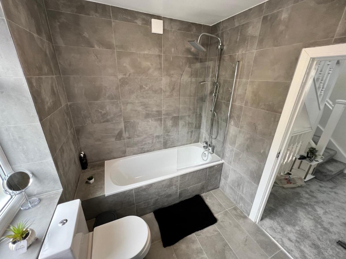 Wembley Stadium 5 Star Brand New Luxury Sleeps 14 With Parking * Londra