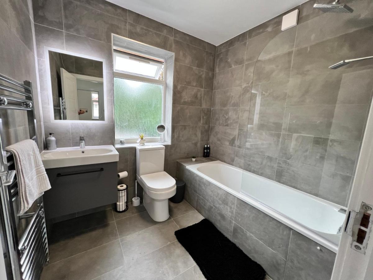 Case de vacanță Wembley Stadium 5 Star Brand New Luxury Sleeps 14 With Parking Londra